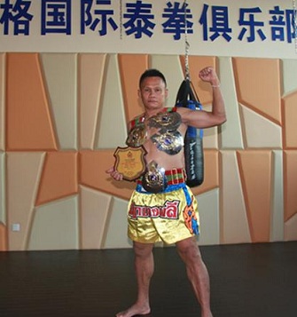 职业战绩321战264胜,62次ko对手,曾获1996 泰国伦披尼拳场年度拳手
