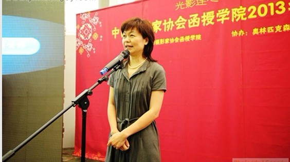 第一期学员,《大眼睛的小姑娘》作者解海龙,曾经是一名文艺兵,他即兴