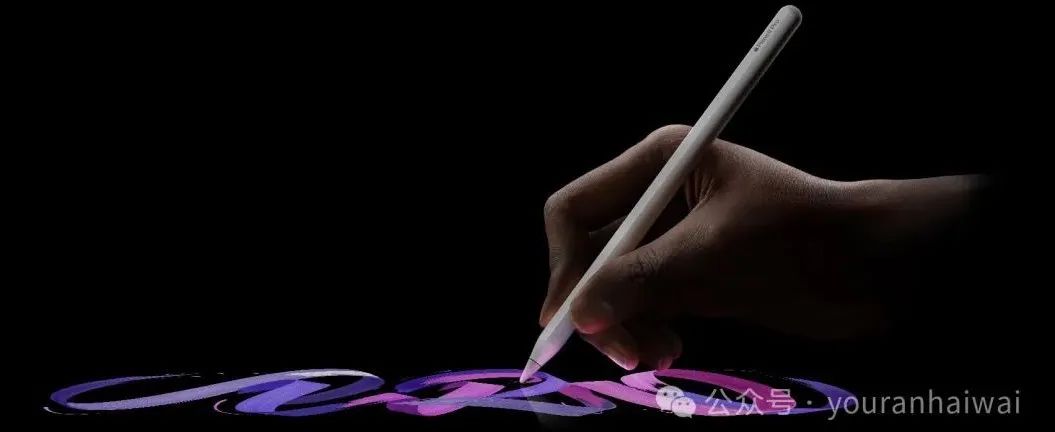 用戶手拿 Apple Pencil Pro，醒目的筆觸跟隨筆尖流動(dòng)。