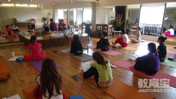 矫正含胸耸肩驼背的瑜伽体式 瑜伽动作分享