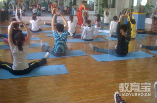 亲子瑜伽练习有哪些特点以及常见的瑜伽动作