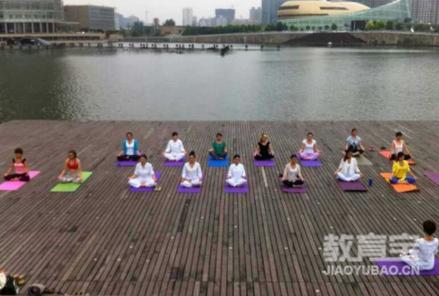 哪些瑜伽体式能够练出大长腿 瑜伽动作分享