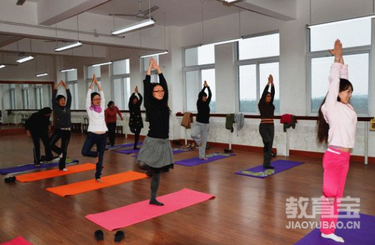 为什么练习瑜伽是墙壁是很好的辅助 瑜伽基本功