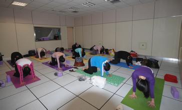 使用瑜伽轮练习瑜伽体式的方法 瑜伽体式