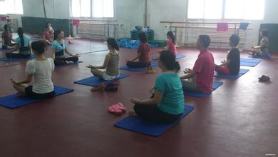 缓解肩颈不适的瑜伽练习 办公室瑜伽练习