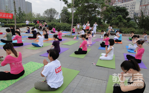 能够全面锻炼核心的瑜伽动作练习 瑜伽体式分享