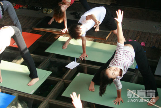 比较简单的深蹲瑜伽姿势 瑜伽体式