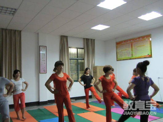 手肘倒立式瑜伽体式应该怎样解锁 瑜伽基本功