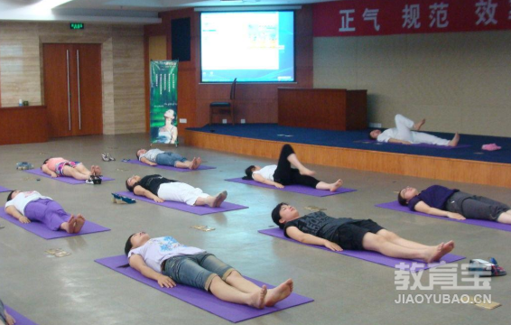 轻松练出小翘臀的办公室瑜伽体式 瑜伽练习