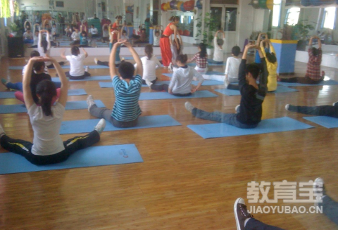 秒杀背部赘肉的瑜伽体式练习 瑜伽基本功