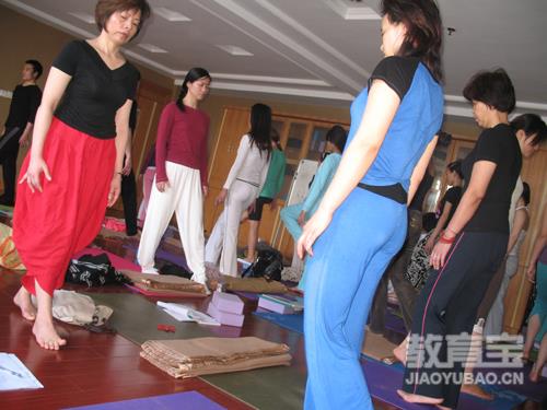 这组瑜伽帮你高效预防久坐后的腰椎问题 瑜伽学习