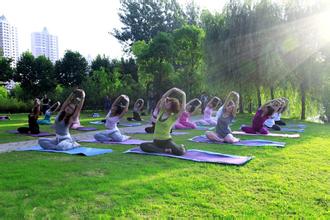 瑜伽练习可以瘦腰翘臀    瑜伽动作