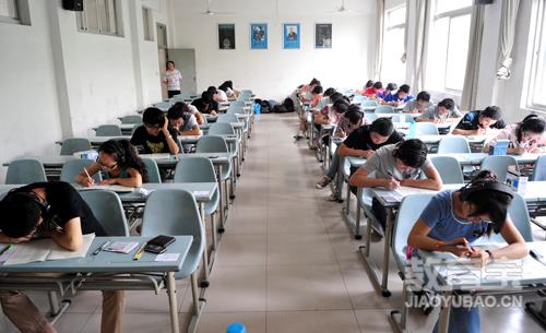 英语六级话题作文网购与实体销售   四六级报名