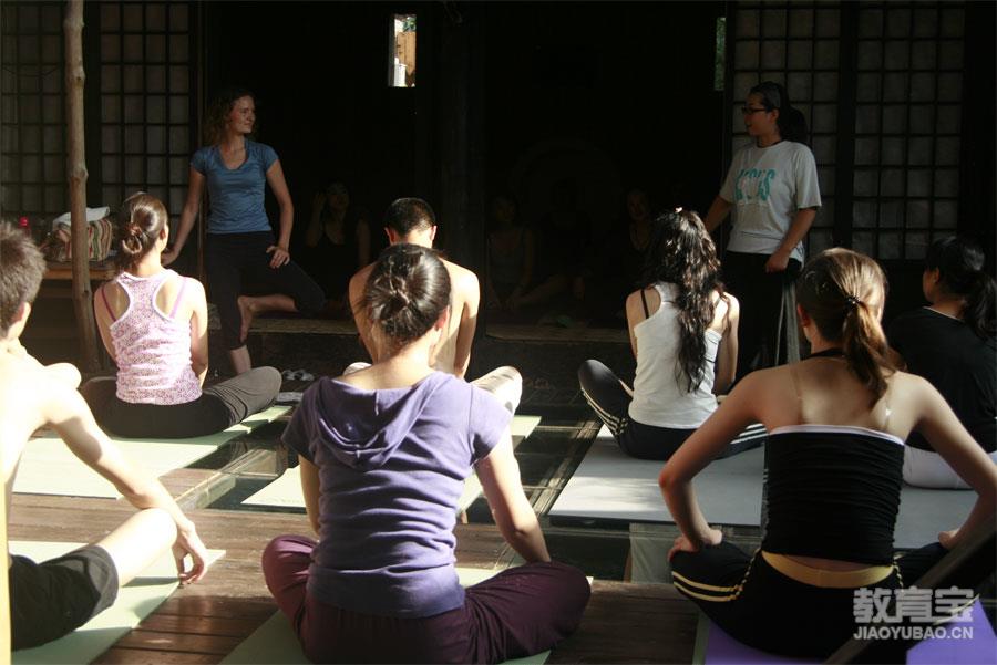 瑜伽战三式和半月式体式分享    瑜伽动作