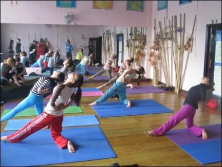 练习瑜伽帮助你轻松快乐每一天    瑜伽动作