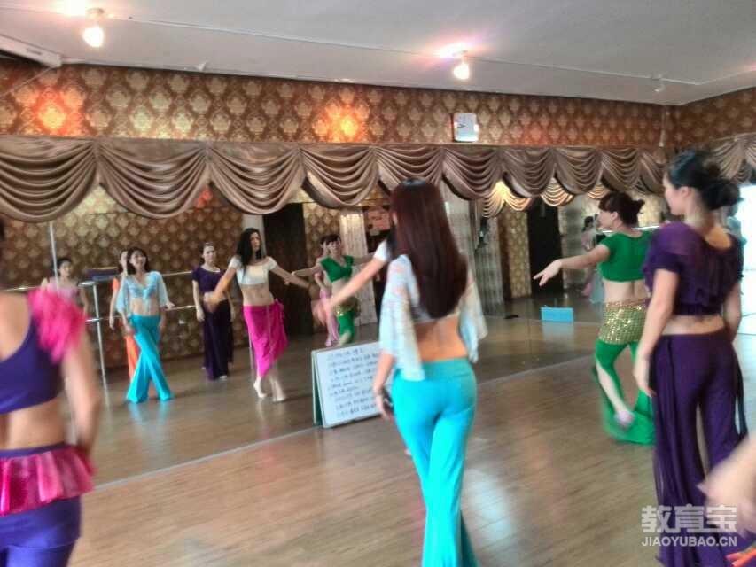 练习瑜伽的女孩有种特殊的气质     瑜伽动作