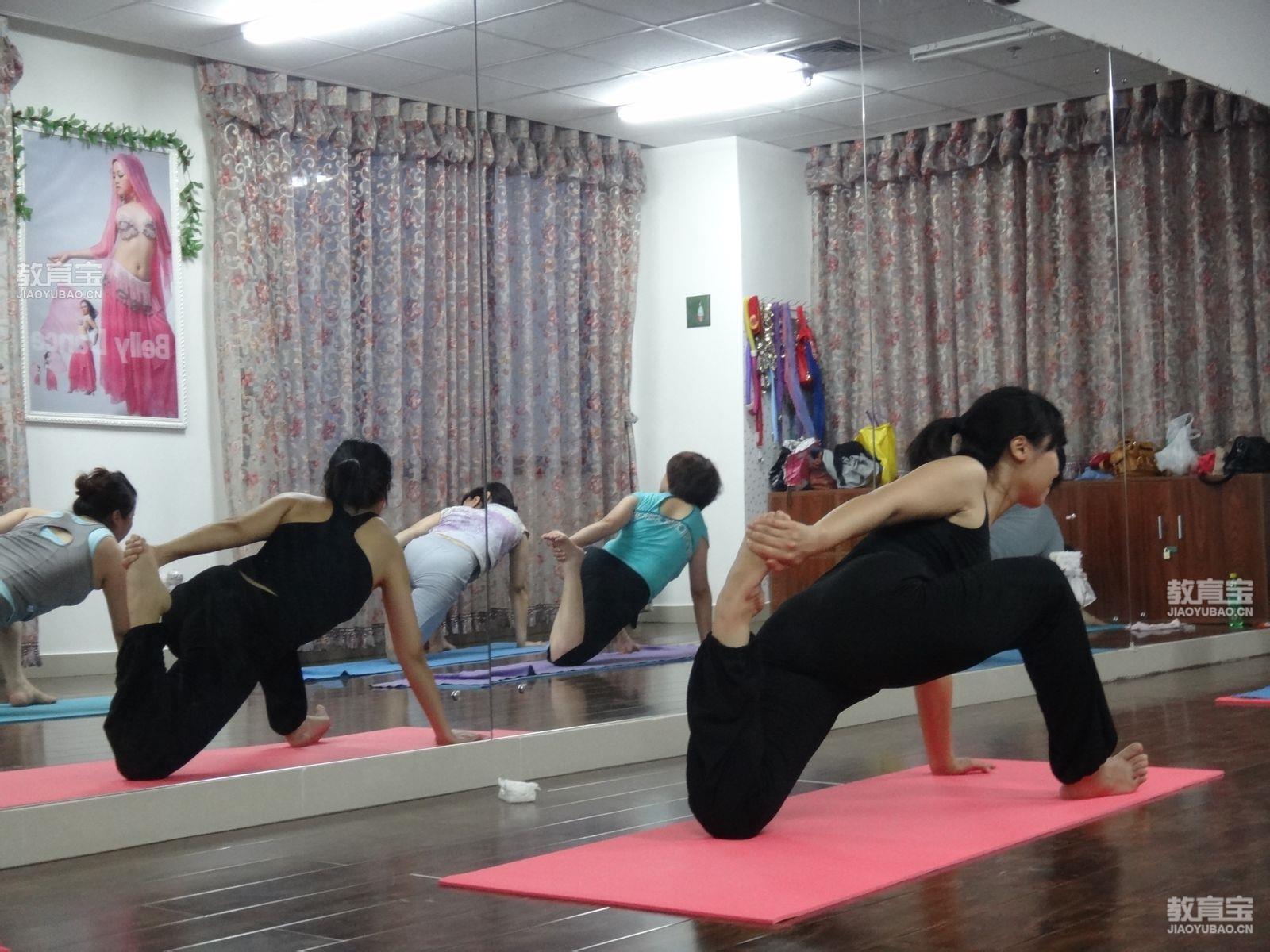 跟着小编瑜伽练十天练出马甲线 瑜伽学习