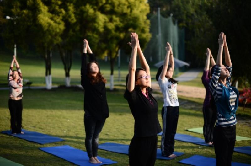 瑜伽动作考验核心力量    瑜伽体式