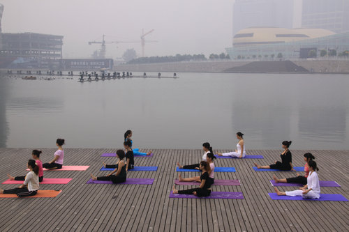 瑜伽动作练习秒杀你的脂肪   瑜伽动作