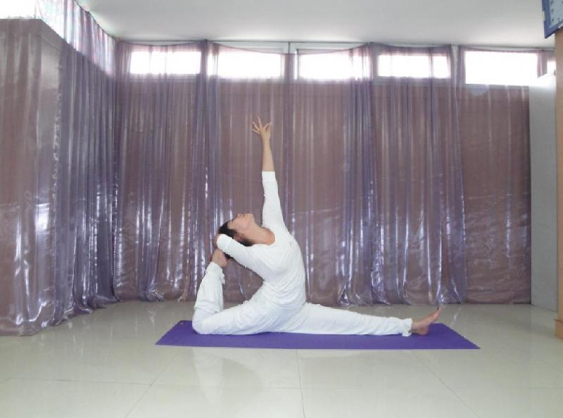 腹部训练的瑜伽体式教你练出马甲线  瑜伽动作