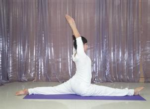 瑜伽双脚靠墙倒立式改善身体水肿坐骨神经痛    瑜伽动作
