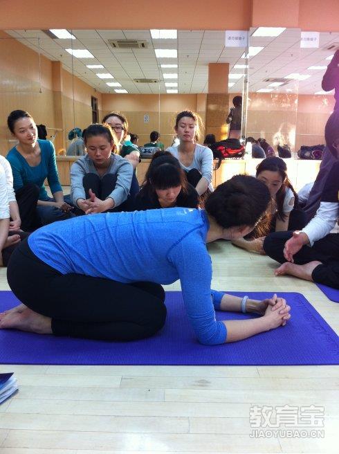 练习瑜伽的正确姿势 瑜伽培训