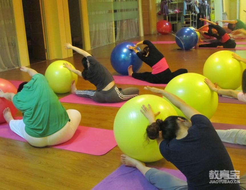 瑜伽体式哈巴狗式如何打开胸腔 瑜伽练习
