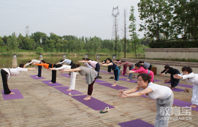 这4个瑜伽动作助你打造小蛮腰