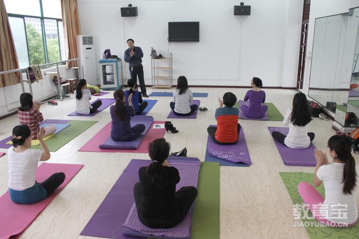 常练几个瑜伽小动作瘦腰提臀又美背