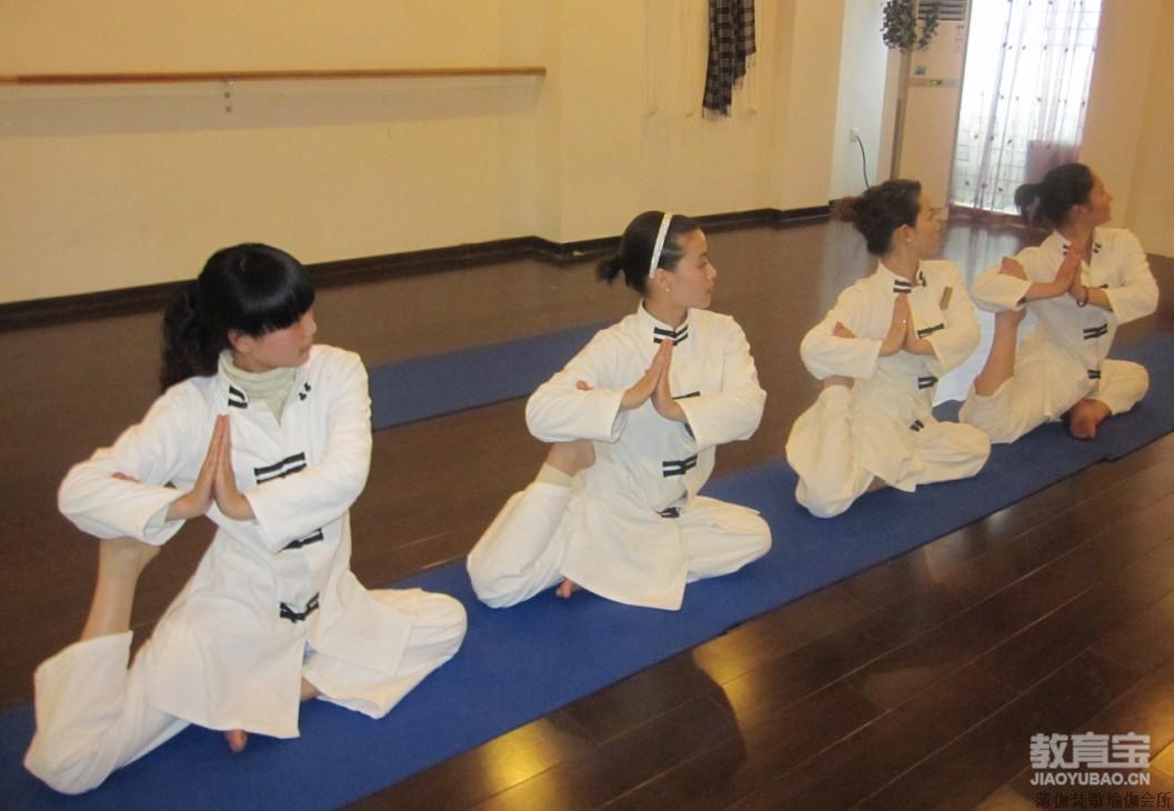 练习瑜伽塑造完美曲线身材   瑜伽动作