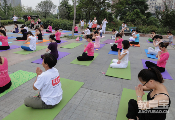 女生练瑜伽塑形好还是练健身好