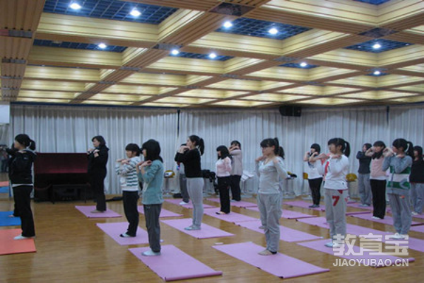 专门针对腹部训练的瑜伽体式练习