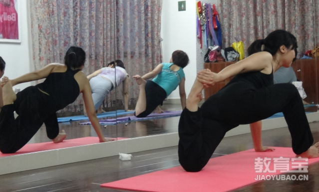 在怀孕期练习的瑜伽动作分享