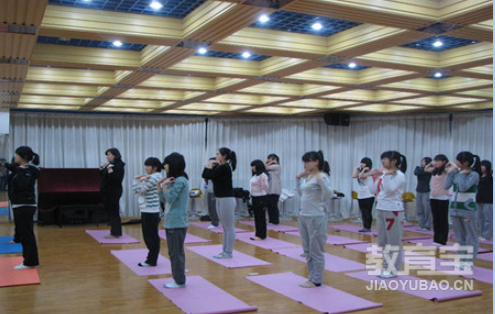 有助于女性练习身材曲线的瑜伽动作练习