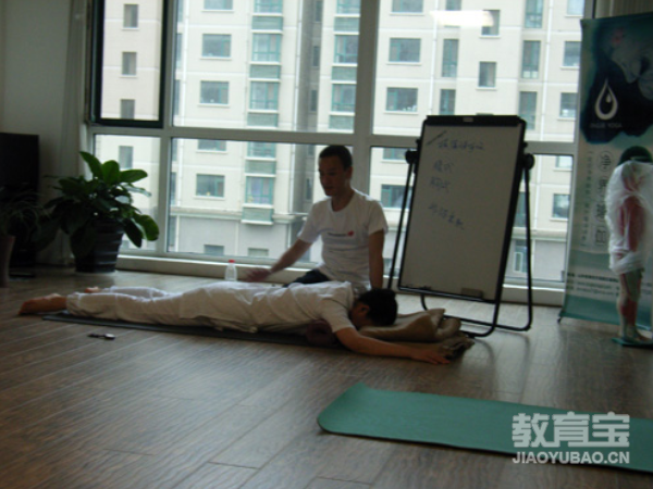 针对性的瑜伽训练对紧实胸部起到帮助作用