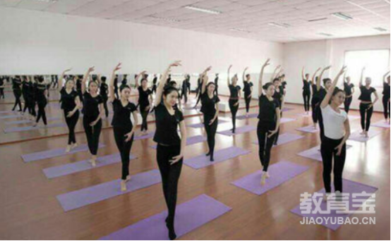 初学瑜伽应该在家练习还是在瑜伽馆练习呢