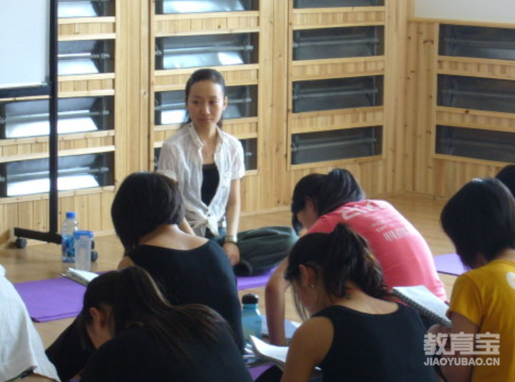 坚持这些瑜伽动作的练习助你告别虎背熊腰