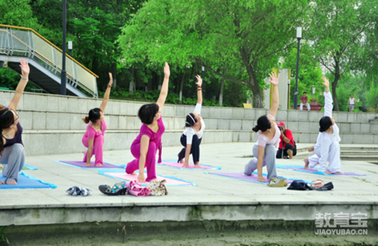 坚持瑜伽体式锻炼会让人觉得心情舒畅