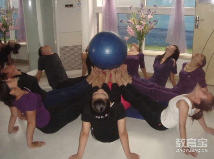 几个瑜伽动作帮你消除萝卜腿