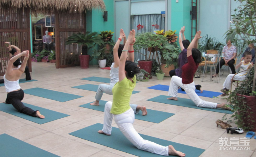 缓解腰背疼痛的瑜伽动作分享