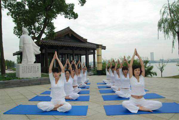 这8式瑜伽动作常练可以增强腹部力量