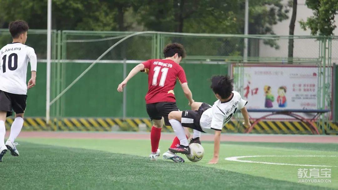 体育锻炼1 绿茵场上锤炼足球技能.jpg