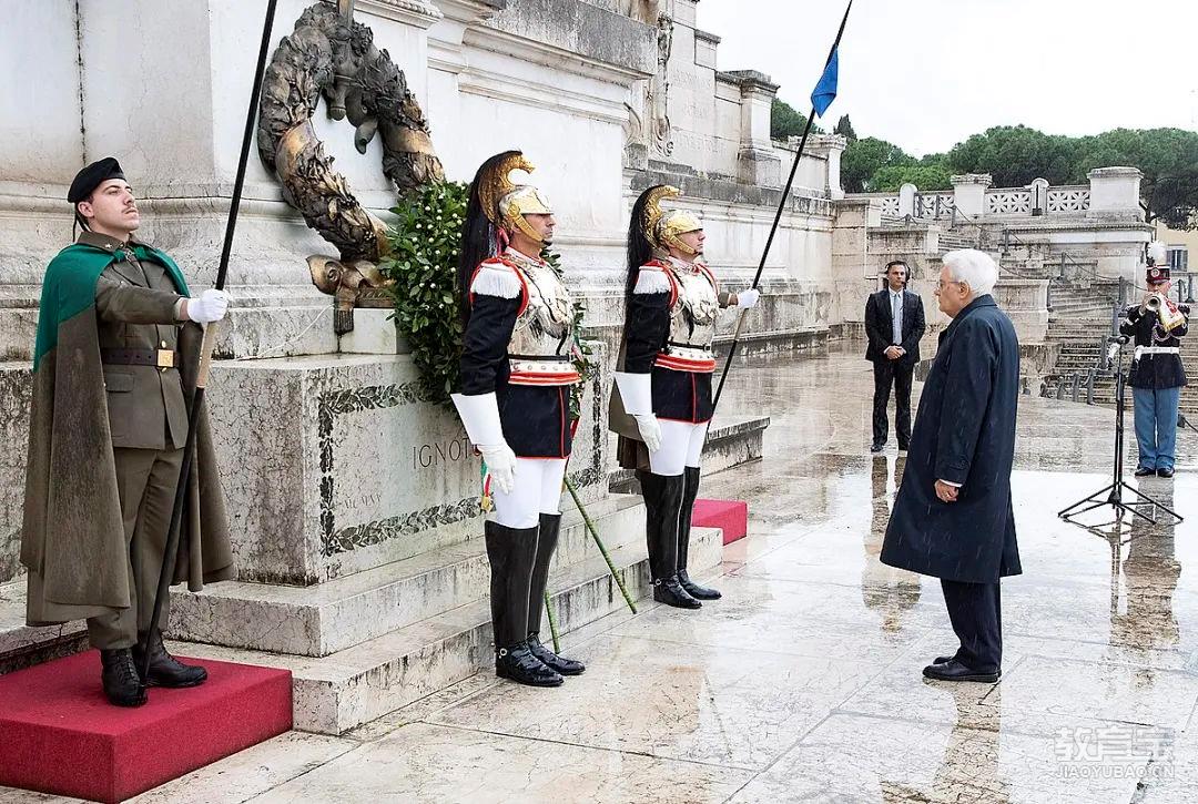 File:Mattarella depone una corona d'alloro sulla Tomba del Milite Ignoto,  2022 (11).jpg - Wikipedia