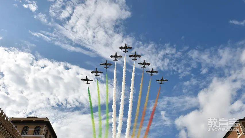 Frecce Tricolori in volo, Giornata della Liberazione, Roma - Bing Gallery