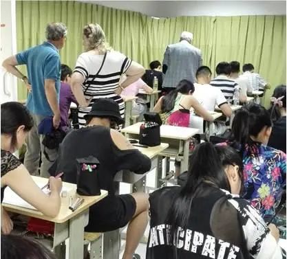 来华笔试现场 服装 2016.jpg